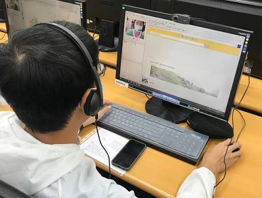 與小學伴視訊中