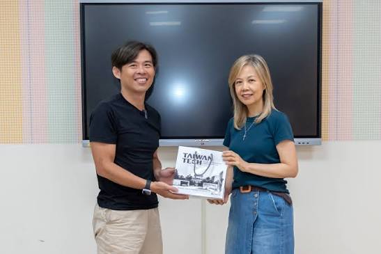 通識中心李思穎主任感謝世新大學社心系張志堯系主任的歡迎，贈臺科紀念品乙份並留影紀念