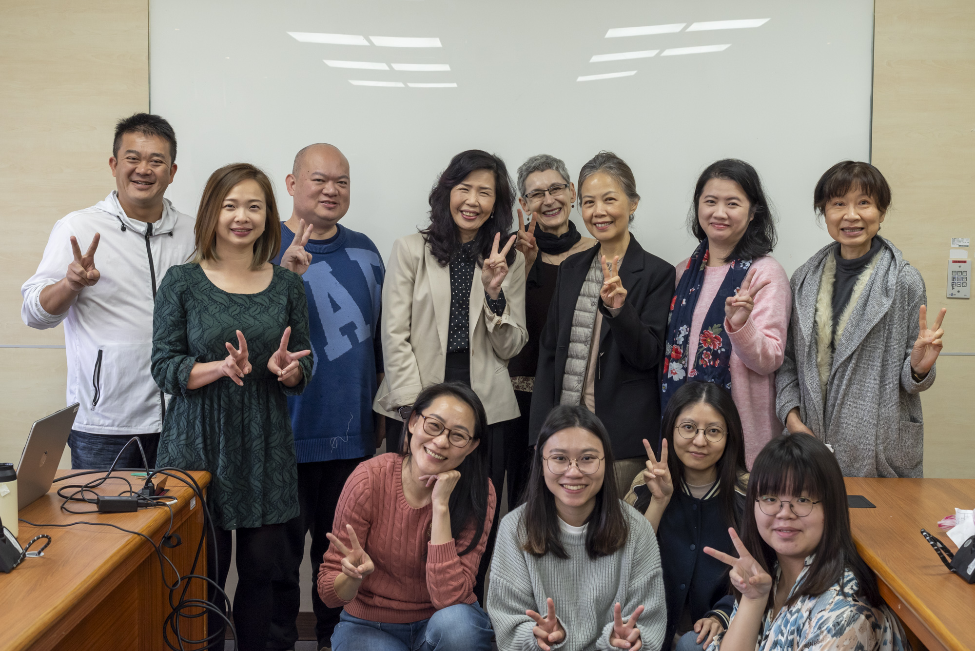 通識中心師長、同仁與當日講者-景美女中周寤竹校長合影