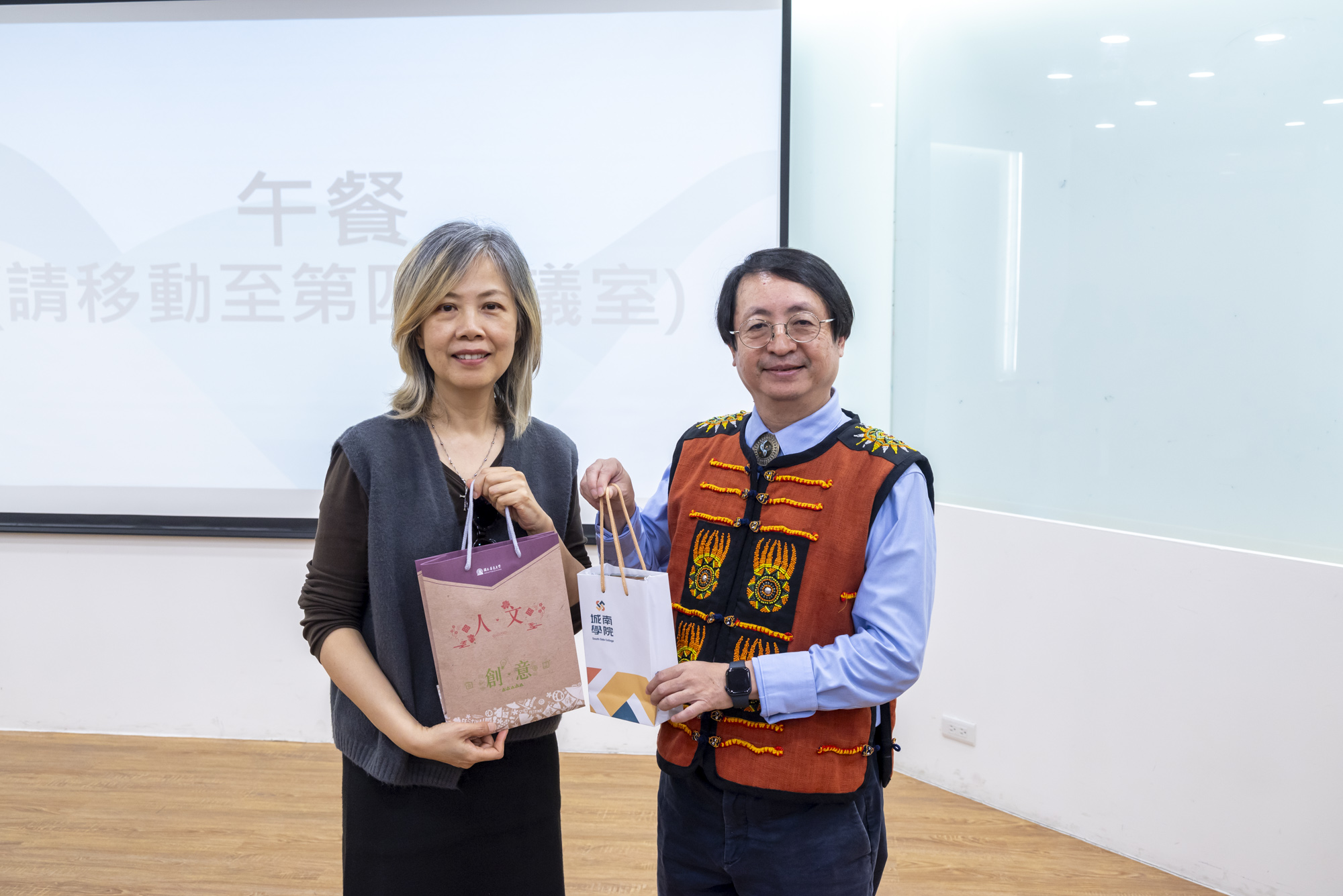 通識教育中心李思穎主任(左)與屏東大學人文社會學院賀瑞麟院長(右)互贈兩校紀念品並合影留念