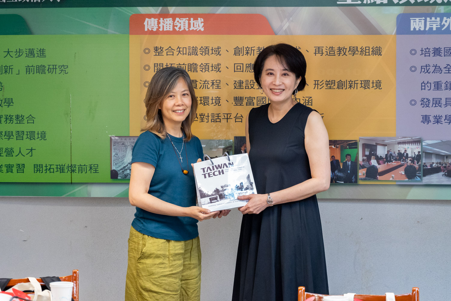 通識中心李思穎主任感謝政大通識中心馬藹萱主任的歡迎,致贈臺科紀念品乙份並留影