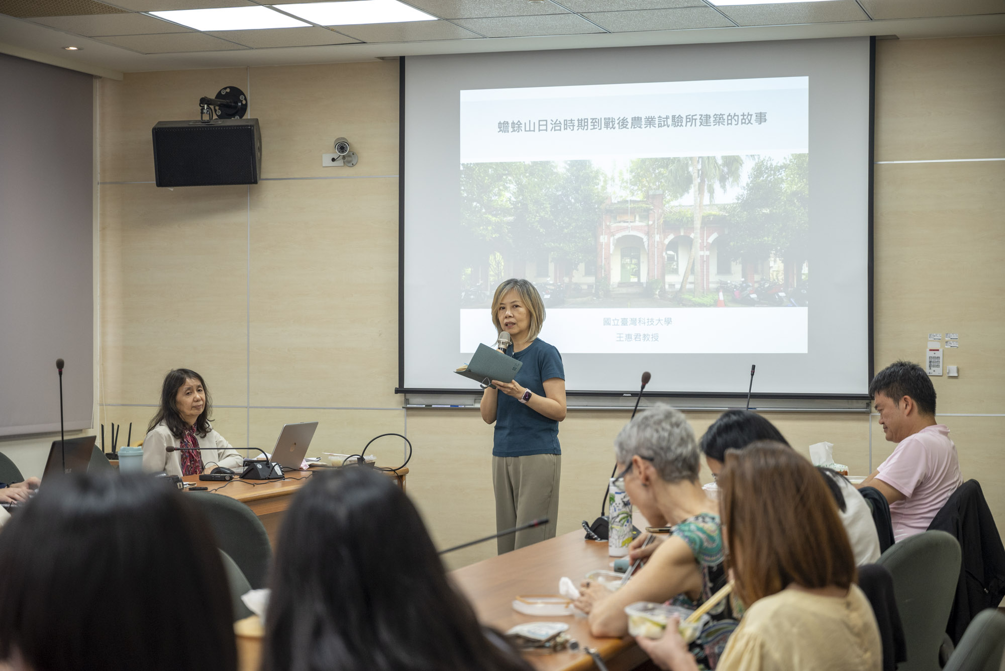 通識中心李思穎主任介紹本日講者-王惠君學務長