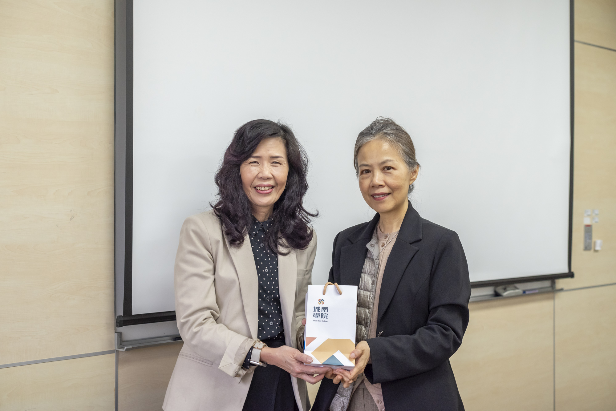 通識中心李思穎主任感謝周校長蒞臨本校演講