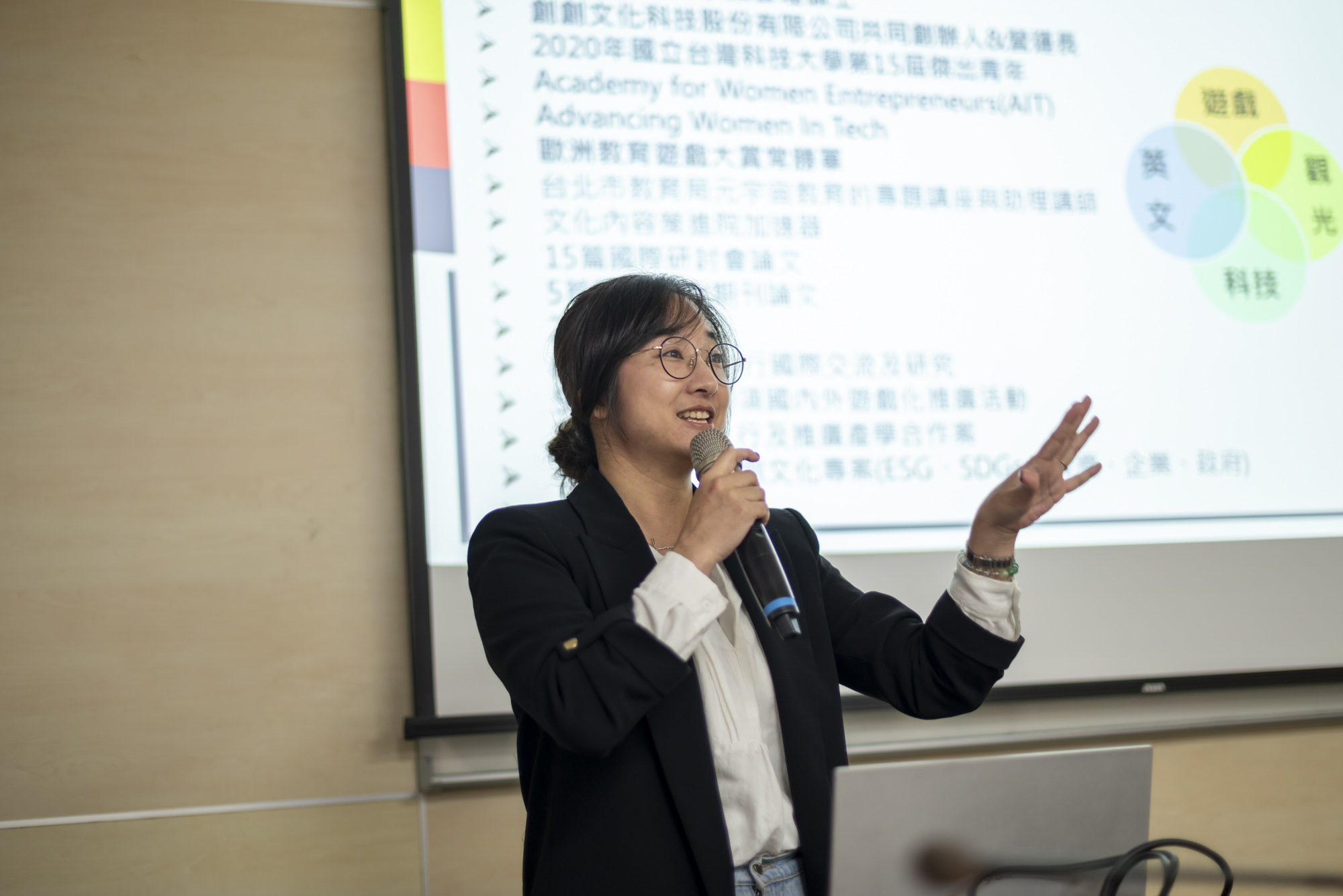 創創文化主要團隊成員大多為臺科大校友。郭營運長以幽默、清晰的講述方式，介紹知識與遊戲結合的新可能