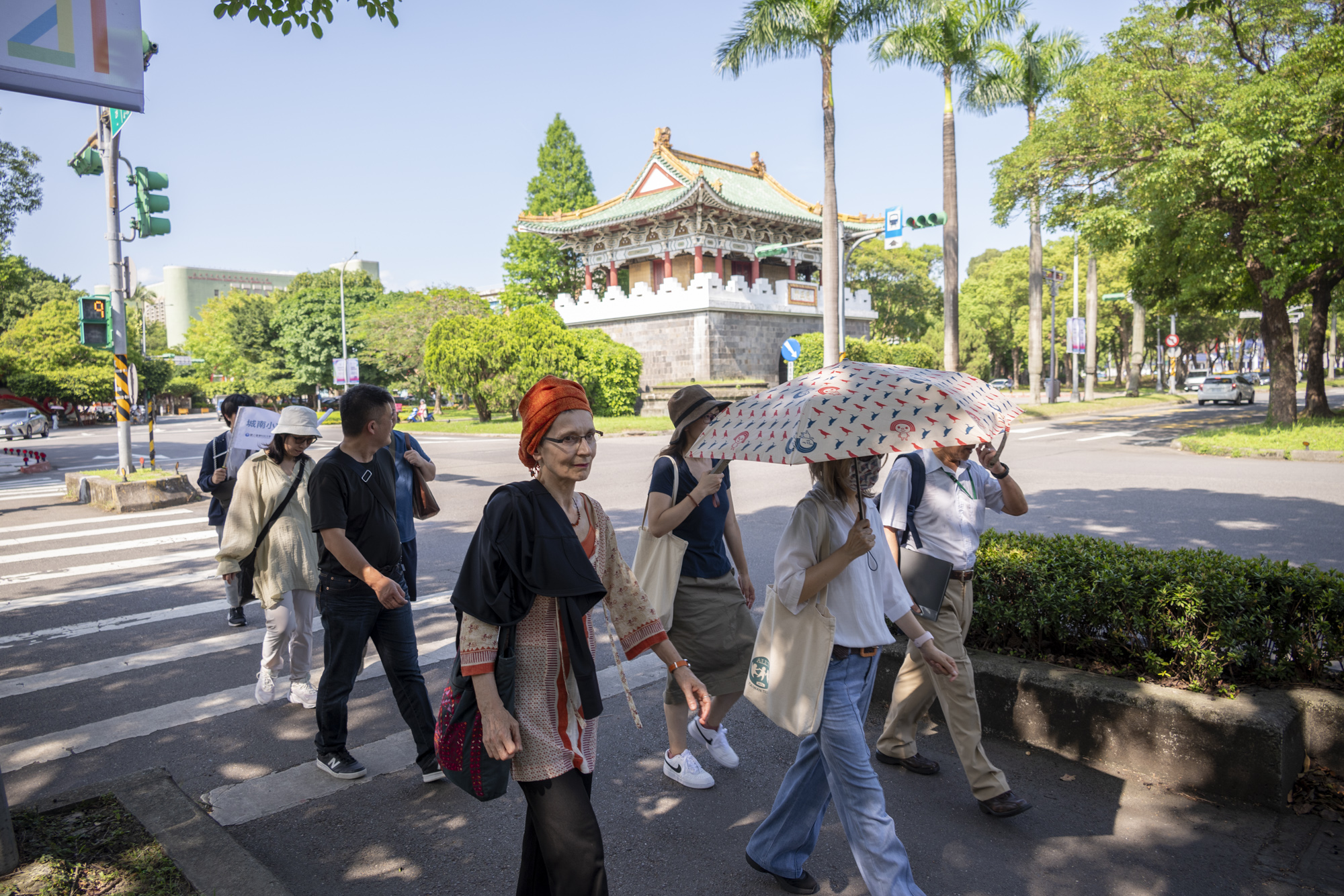 中心教師群徒步行經臺北府城南門－麗正門