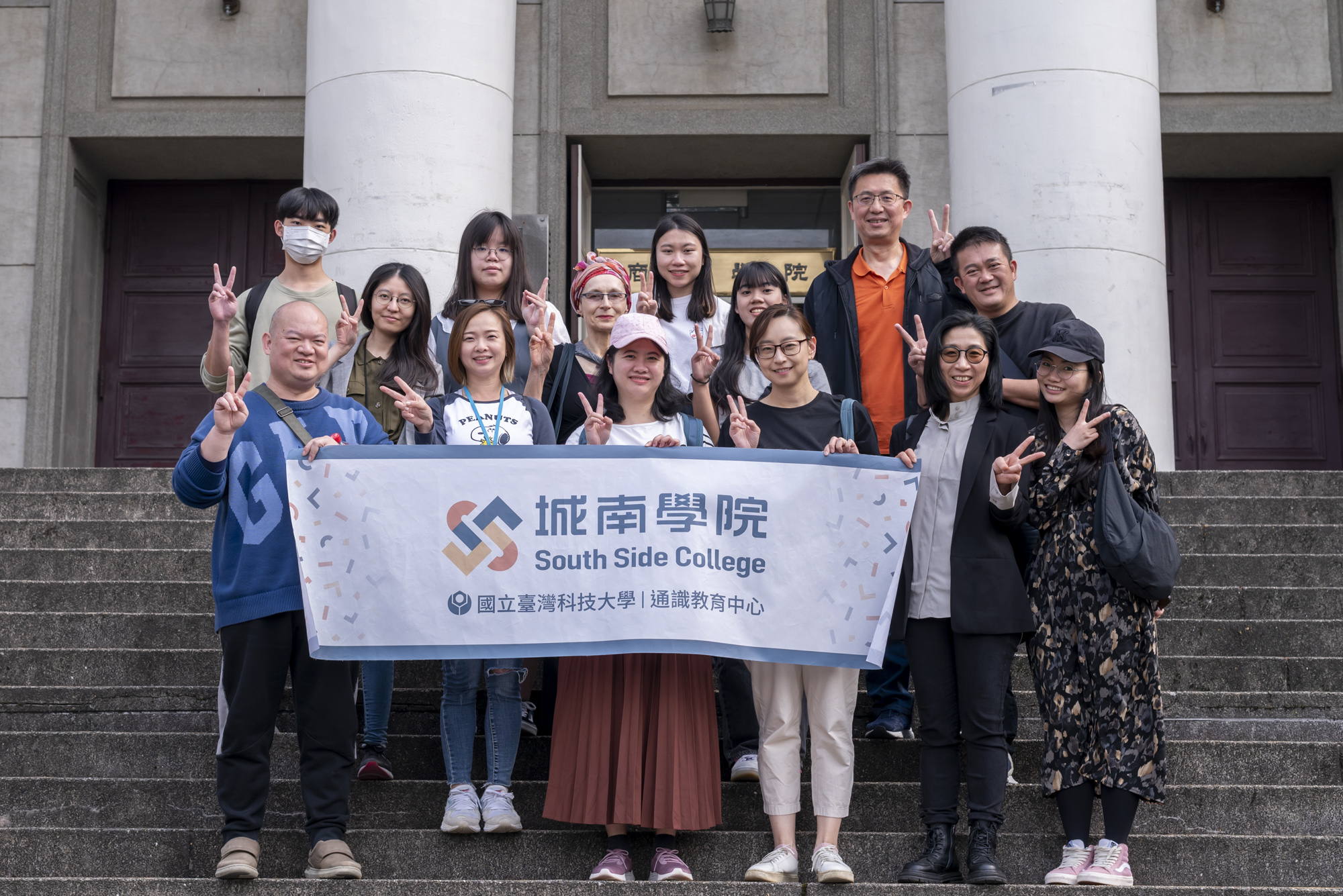 通識中心師長同仁於華夏合影，參訪校區特色建築及空間