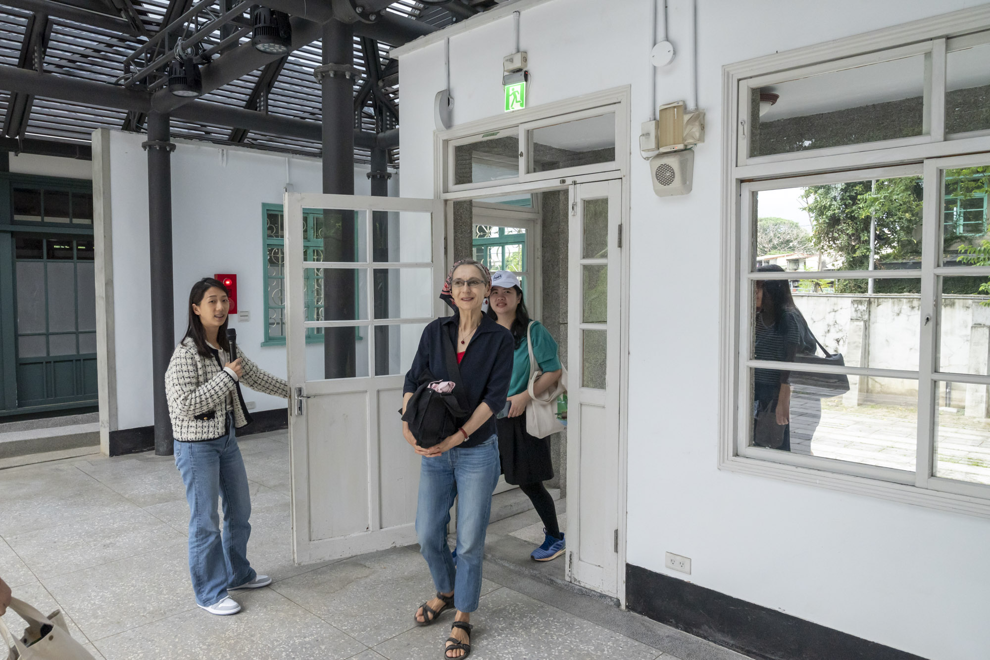 嘉禾新村導覽人員開放通識中心師長同仁實地踏查,感受歷史建築的結構與美感