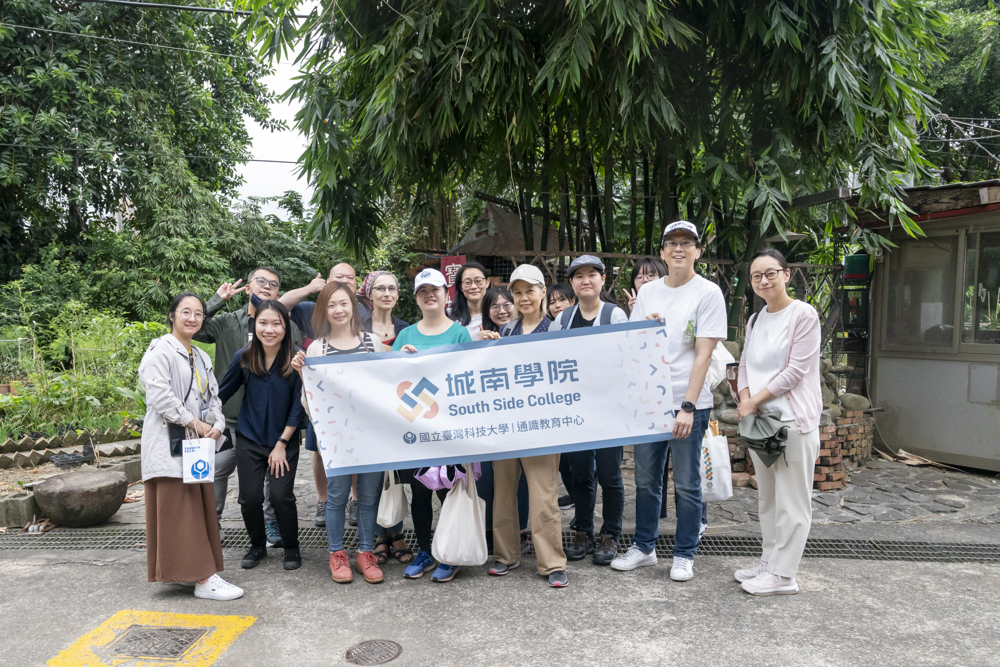 通識中心師長同仁與寶藏巖導覽人員郭芝辰小姐(創創文化營運長)合影