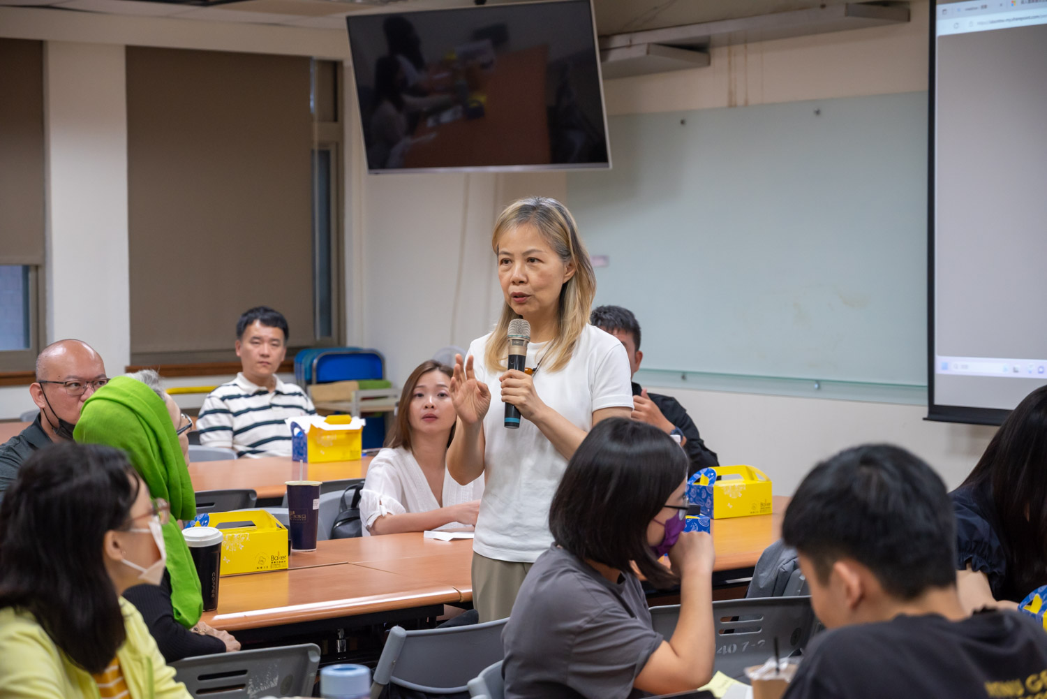通識中心李思穎主任簡介城南學院成果,並與在場師生互動