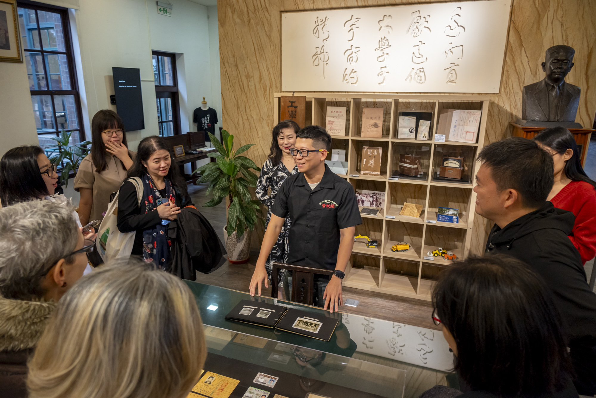 圖為校史館吳專員導覽臺大校史館特展，中心師長凝神聆聽講解