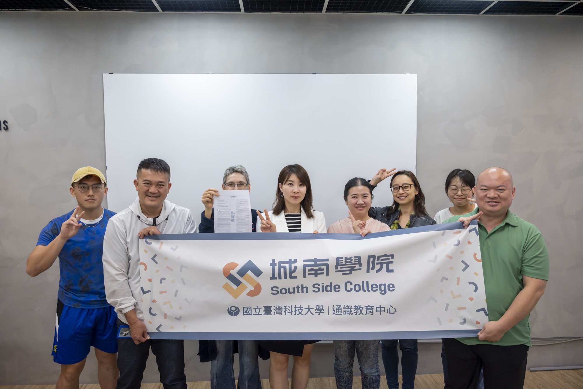 通識教育中心師長同仁及夏校團隊參訪化工系高夢瑤助理教授實驗室空間，並合影留念