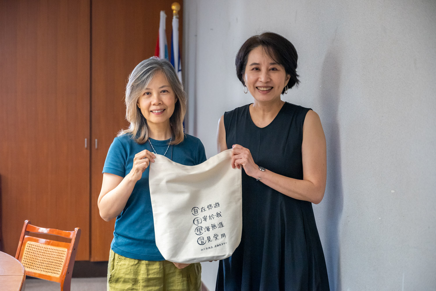 政大通識中心馬藹萱主任與臺科通識中心李思穎主任合影,贈政大紀念品乙份