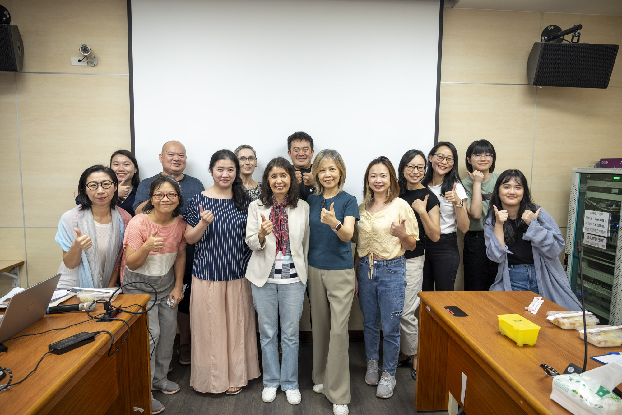 通識中心師生與本日講者-王惠君學務長合影留念